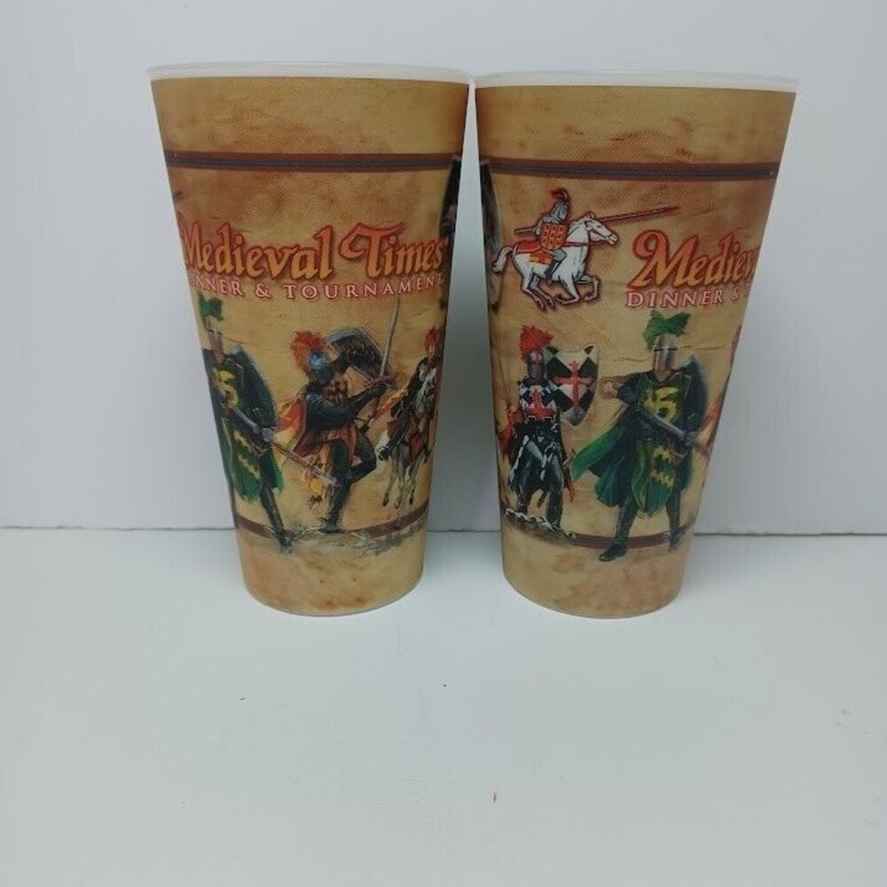 Pair Of  Medieval Times Dinner & Tournament Holographic Lenticular Plastic Cups‎
